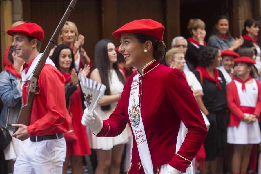 El Alarde recorre las calles de Hondarribia ante un público entregado. La compañía Jaizkibel ha realizado el recorrido de la mañana en un ambiente de tensión por los plásticos negros y los silbatos
