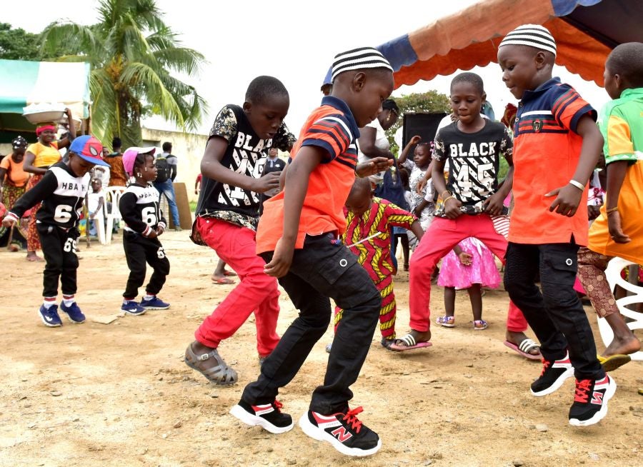 El Festival de la Generación en la aldea de Abobodoume, Costa de Marfil, cumple tres siglos y honra a los ancestros de los Ebrie, miembros del grupo étnico Akan. La mayoría de los pueblos Akan son descendientes de personas que huyeron de Ashante y ahora constituyen aproximadamente una quinta parte de la población de Costa de Marfil. 