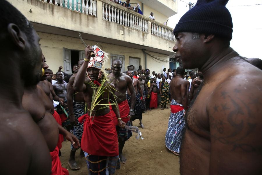 El Festival de la Generación en la aldea de Abobodoume, Costa de Marfil, cumple tres siglos y honra a los ancestros de los Ebrie, miembros del grupo étnico Akan. La mayoría de los pueblos Akan son descendientes de personas que huyeron de Ashante y ahora constituyen aproximadamente una quinta parte de la población de Costa de Marfil. 