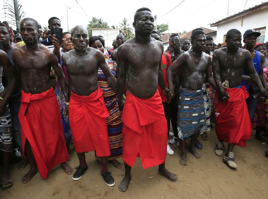 El Festival de la Generación en la aldea de Abobodoume, Costa de Marfil, cumple tres siglos y honra a los ancestros de los Ebrie, miembros del grupo étnico Akan. La mayoría de los pueblos Akan son descendientes de personas que huyeron de Ashante y ahora constituyen aproximadamente una quinta parte de la población de Costa de Marfil. 