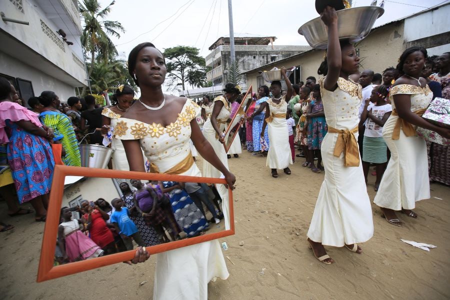 El Festival de la Generación en la aldea de Abobodoume, Costa de Marfil, cumple tres siglos y honra a los ancestros de los Ebrie, miembros del grupo étnico Akan. La mayoría de los pueblos Akan son descendientes de personas que huyeron de Ashante y ahora constituyen aproximadamente una quinta parte de la población de Costa de Marfil. 