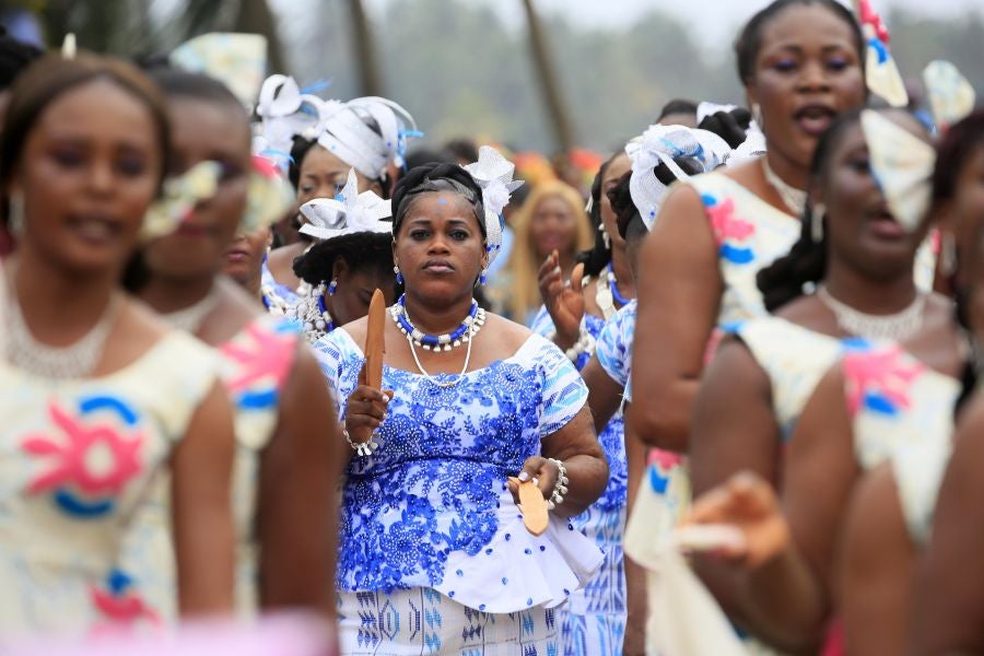 El Festival de la Generación en la aldea de Abobodoume, Costa de Marfil, cumple tres siglos y honra a los ancestros de los Ebrie, miembros del grupo étnico Akan. La mayoría de los pueblos Akan son descendientes de personas que huyeron de Ashante y ahora constituyen aproximadamente una quinta parte de la población de Costa de Marfil. 