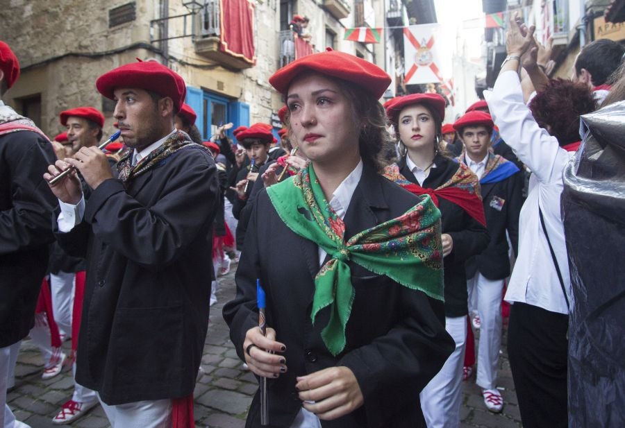 La compañía Jaizkibel ha recorrido las calles de Hondarribia escoltada por ertzaintzas. 