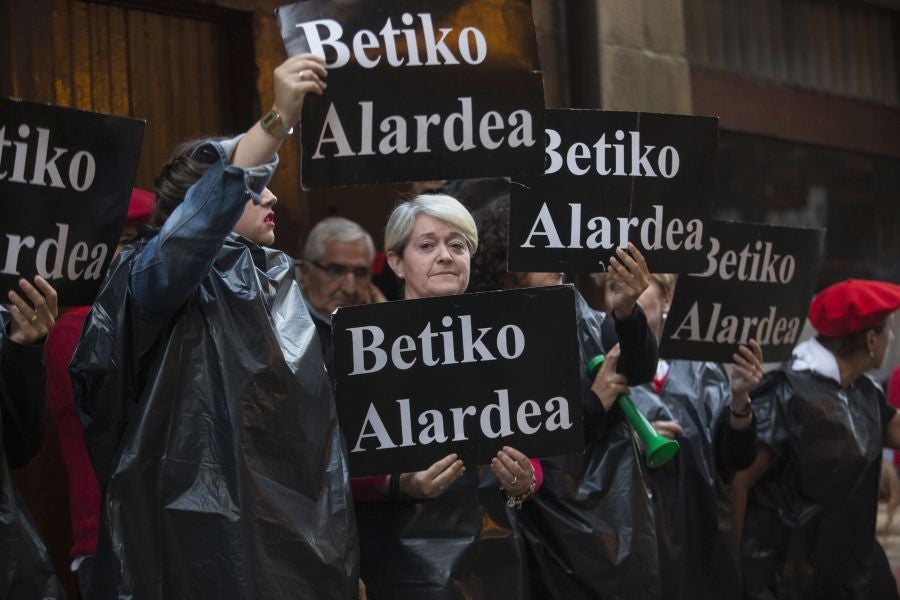 La compañía Jaizkibel ha recorrido las calles de Hondarribia escoltada por ertzaintzas. 