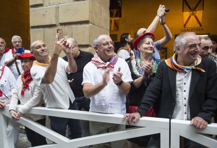 La compañía Jaizkibel ha recorrido las calles de Hondarribia escoltada por ertzaintzas. 