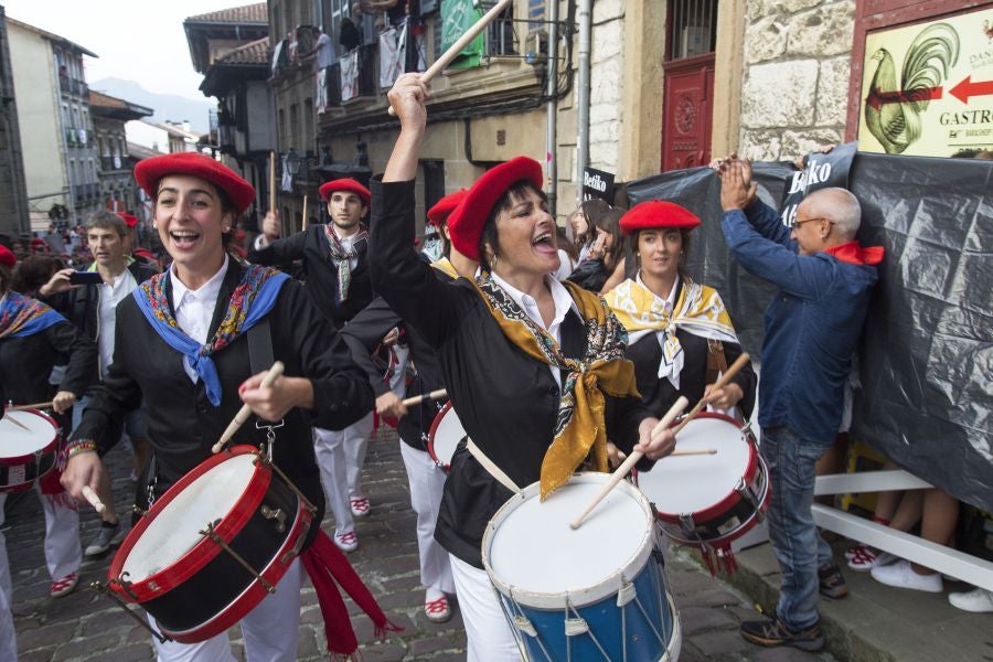 La compañía Jaizkibel ha recorrido las calles de Hondarribia escoltada por ertzaintzas. 