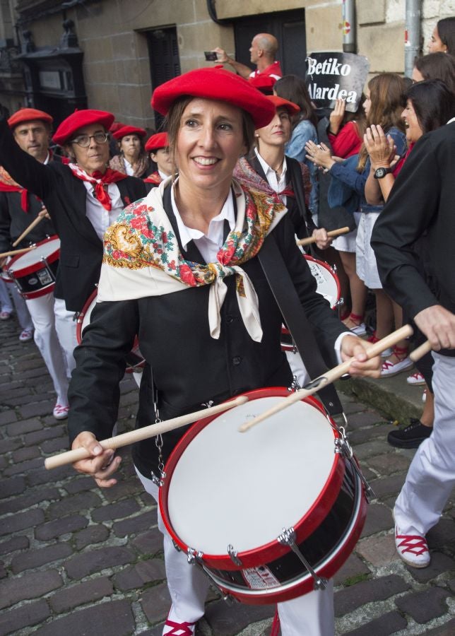 La compañía Jaizkibel ha recorrido las calles de Hondarribia escoltada por ertzaintzas. 