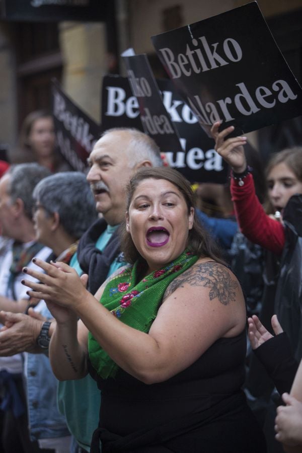 La compañía Jaizkibel ha recorrido las calles de Hondarribia escoltada por ertzaintzas. 