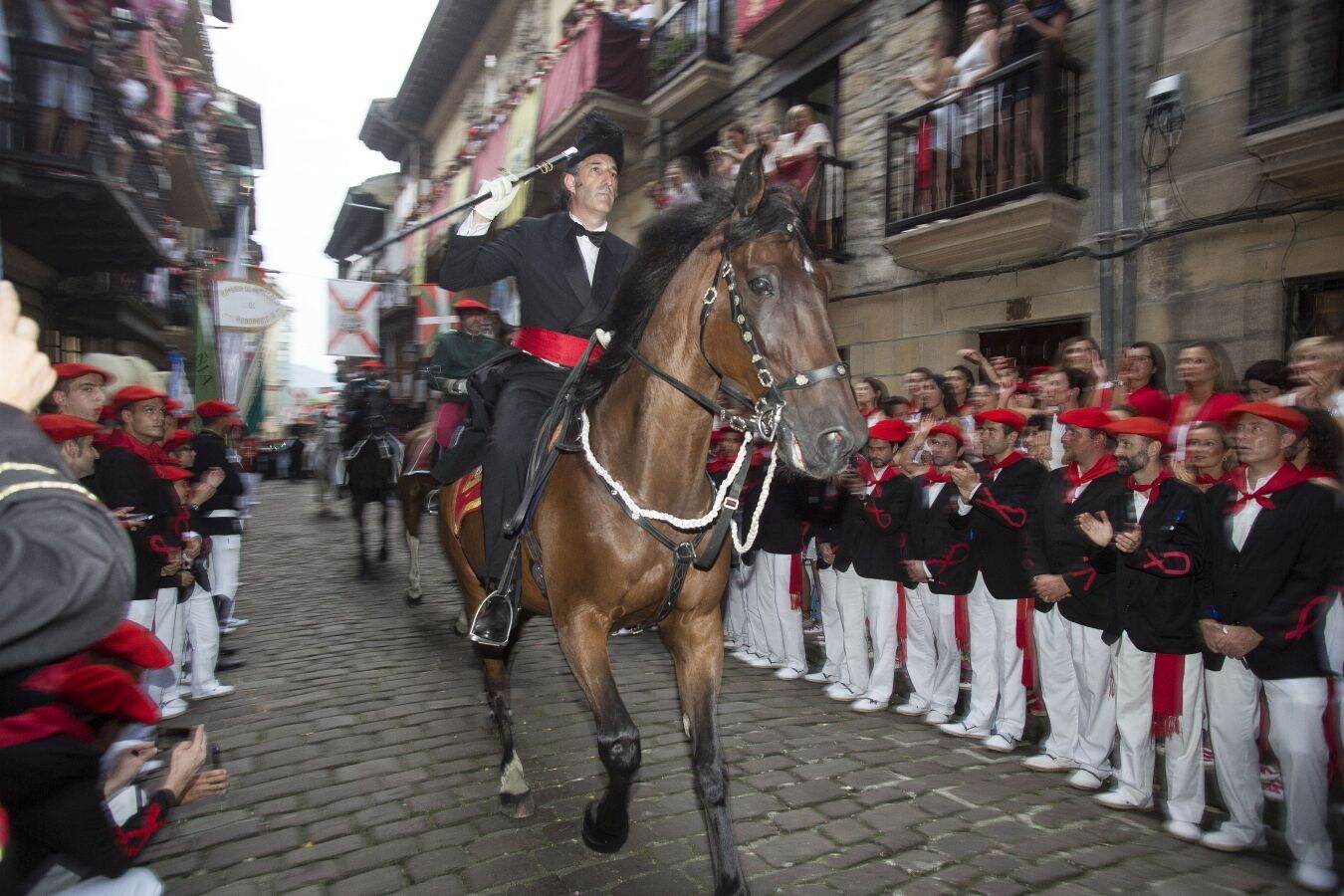 Tras romper filas, cantineras, soldados y público volvieron a abarrotar la calle Mayor para despedir el día saltando a los sones del Zapatero