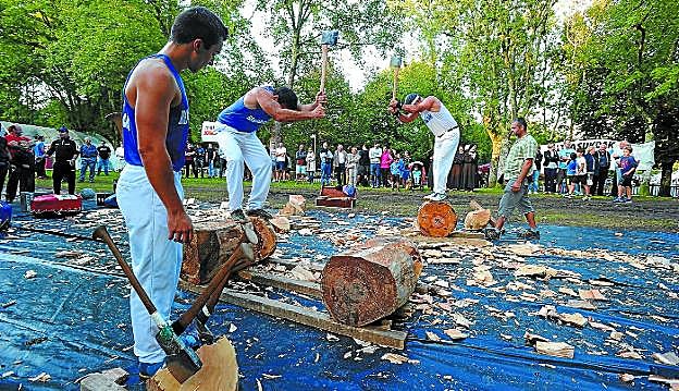 Alex Txikon y 'Bihurri' en acción durante la exhibición de deporte rural que se celebró ayer en la campa.
