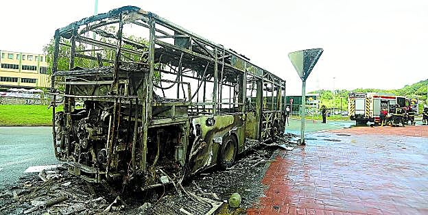 Así quedó el autobús despúes de que las llamas acabaran con él. Acababa de pasar varias revisiones. 