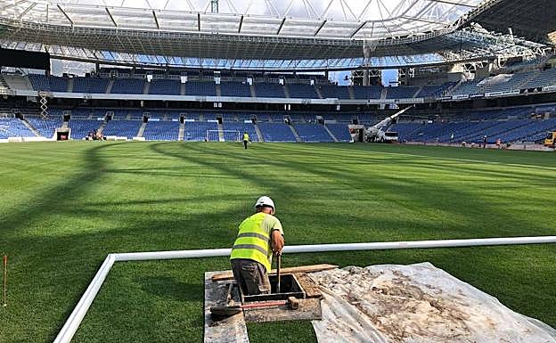 Un operario trabaja en la zona de las porterías.