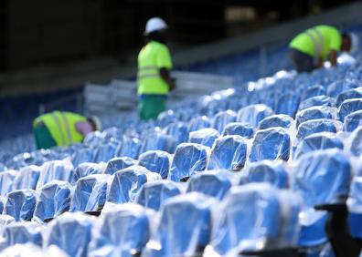 Imagen secundaria 1 - Arriba, zona de salida al campo de los jugadores. A la izquierda, detalle de los nuevos a sientos. A la derecha, operarios trabajan en las obras del estadio. 