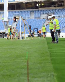 Imagen secundaria 2 - Arriba, zona de salida al campo de los jugadores. A la izquierda, detalle de los nuevos a sientos. A la derecha, operarios trabajan en las obras del estadio. 