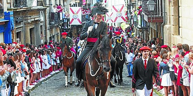 El burgomaestre Iñaki Sagarzazu saluda en la calle Mayor. 