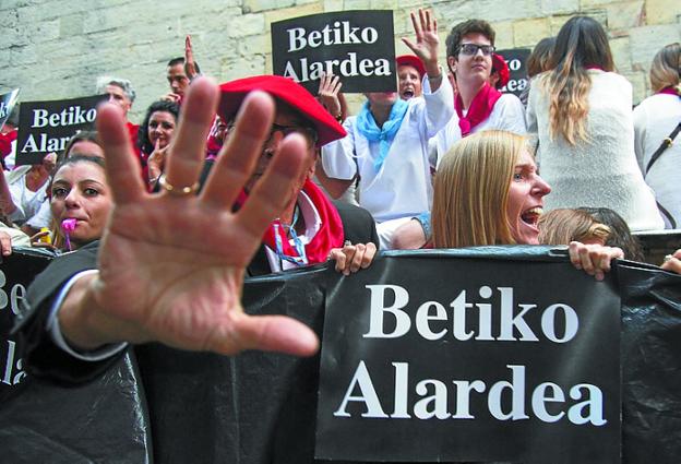 Silbidos y plásticos negros contra Jaizkibel.