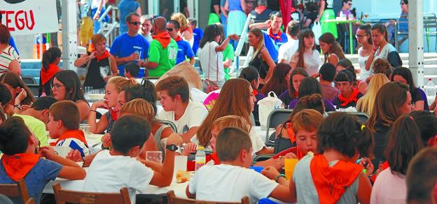 El ambiente en la comida de los 'blusas' fue magnífico en la plaza Joxe Arregi. 