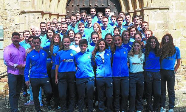 Foto de familia. Jugadores y jugadoras de las dos primeras plantillas, técnicos y directiva.