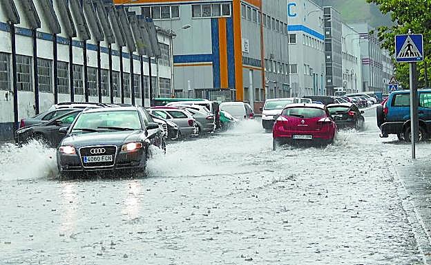 Una tromba de agua anega calles y establecimientos en Aretxabaleta