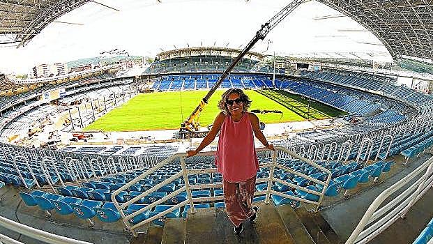 Edurne Ormazabal, directora general de Tabakalera, en la tribuna principal alta del nuevo estadio de Anoeta.