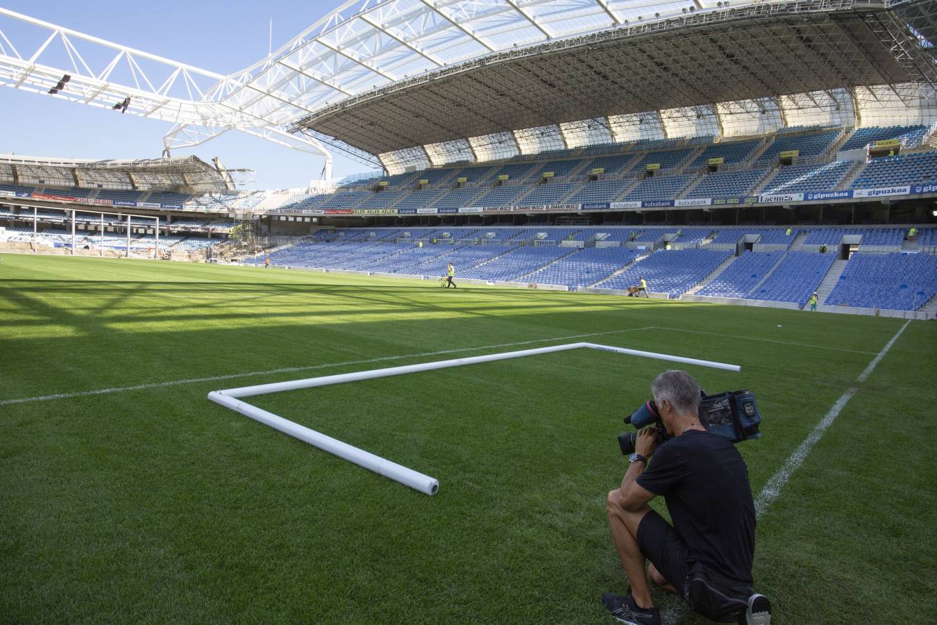El campo de la Real Sociedad está preparado para que el sábado se dispute el primer partido del conjunto txuri-urdin en casa esta temporada.