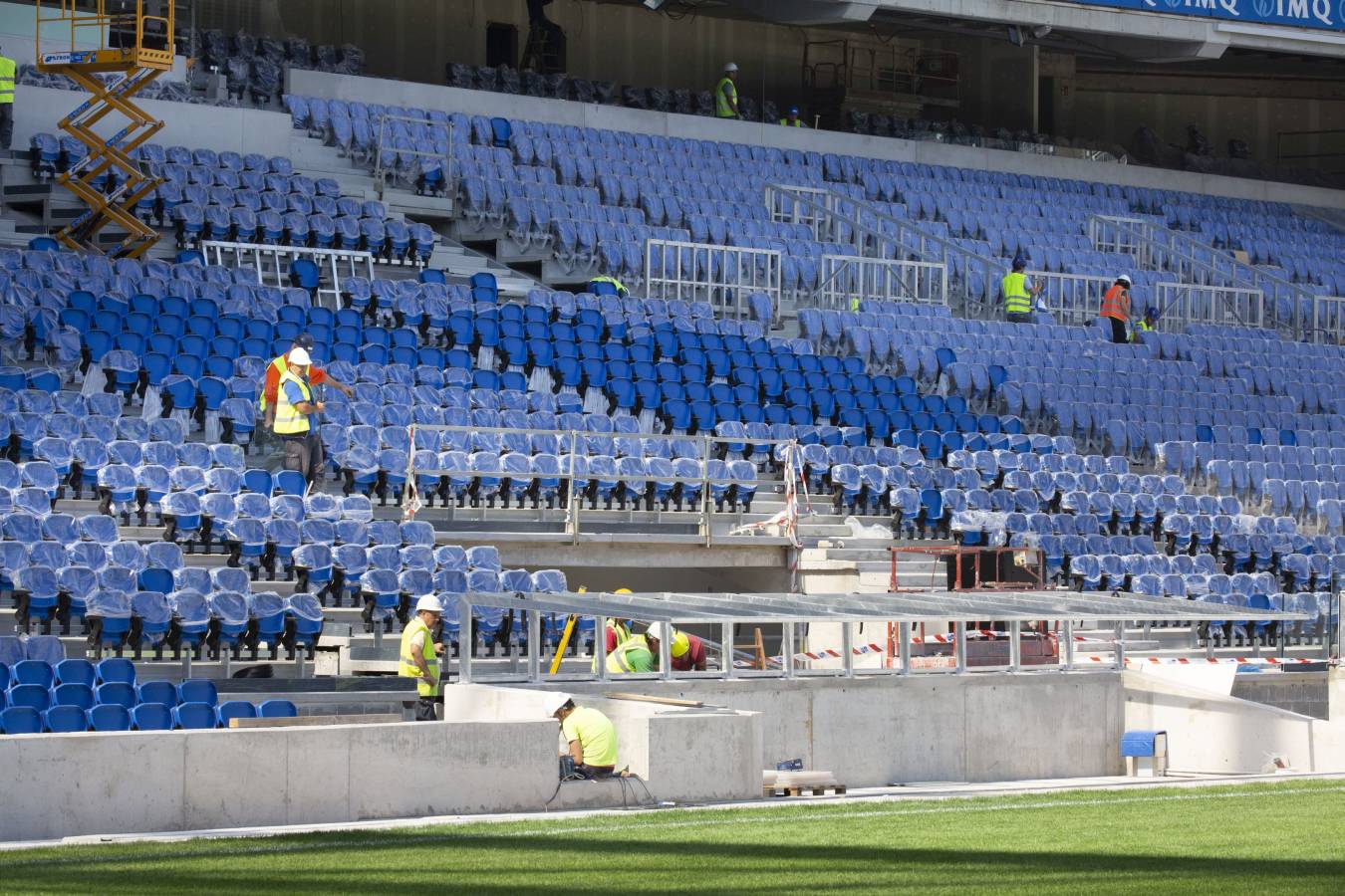 El campo de la Real Sociedad está preparado para que el sábado se dispute el primer partido del conjunto txuri-urdin en casa esta temporada.