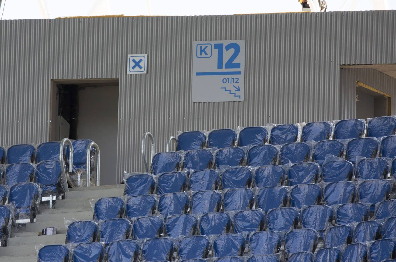 El campo de la Real Sociedad está preparado para que el sábado se dispute el primer partido del conjunto txuri-urdin en casa esta temporada.