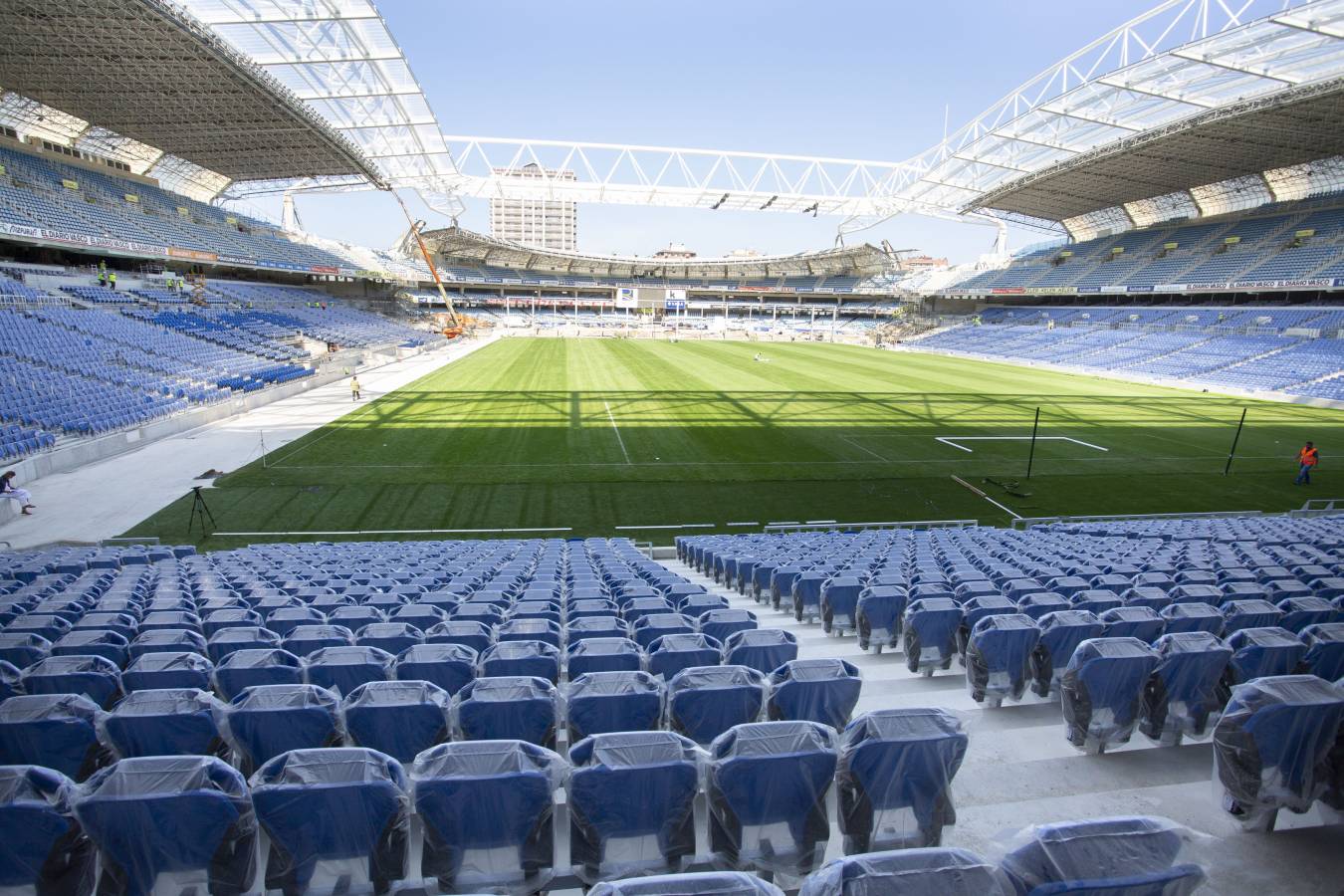 El campo de la Real Sociedad está preparado para que el sábado se dispute el primer partido del conjunto txuri-urdin en casa esta temporada.