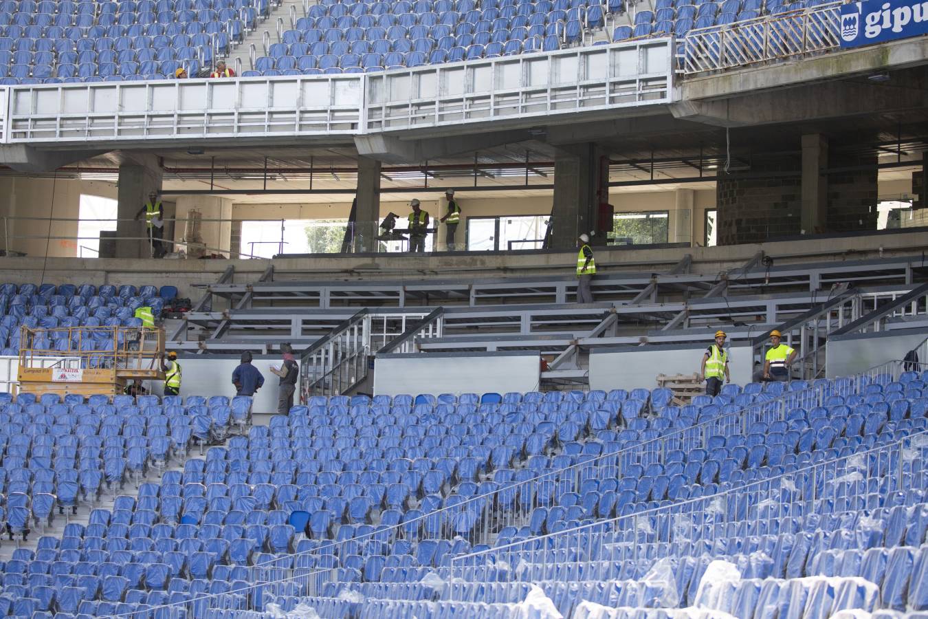 El campo de la Real Sociedad está preparado para que el sábado se dispute el primer partido del conjunto txuri-urdin en casa esta temporada.