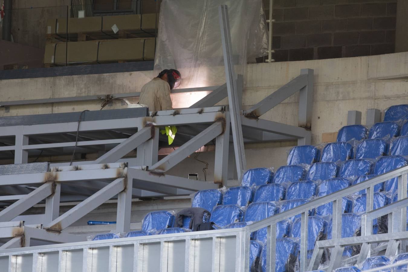 El campo de la Real Sociedad está preparado para que el sábado se dispute el primer partido del conjunto txuri-urdin en casa esta temporada.