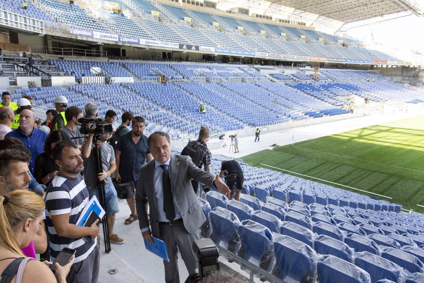 El campo de la Real Sociedad está preparado para que el sábado se dispute el primer partido del conjunto txuri-urdin en casa esta temporada.