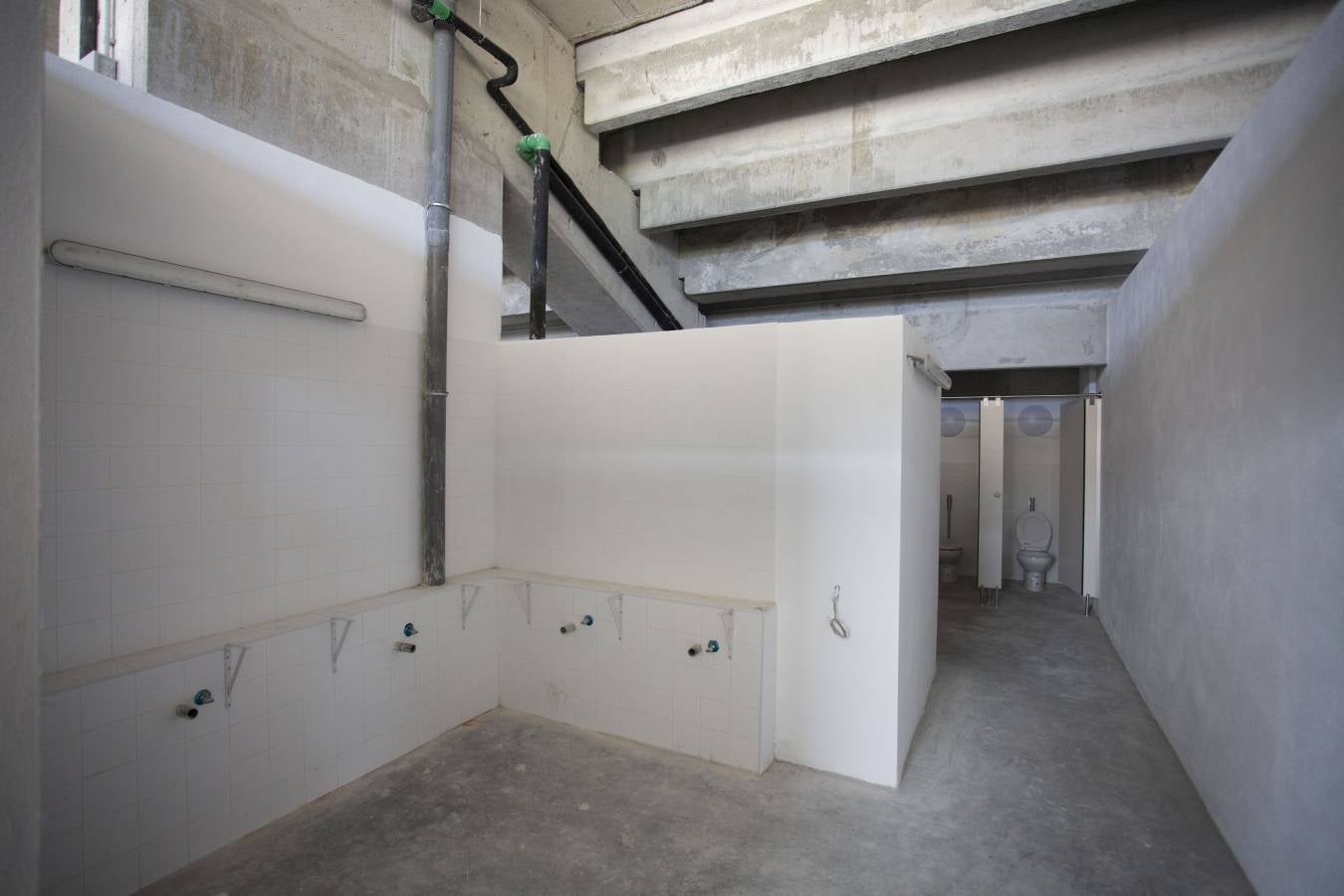 El campo de la Real Sociedad está preparado para que el sábado se dispute el primer partido del conjunto txuri-urdin en casa esta temporada.