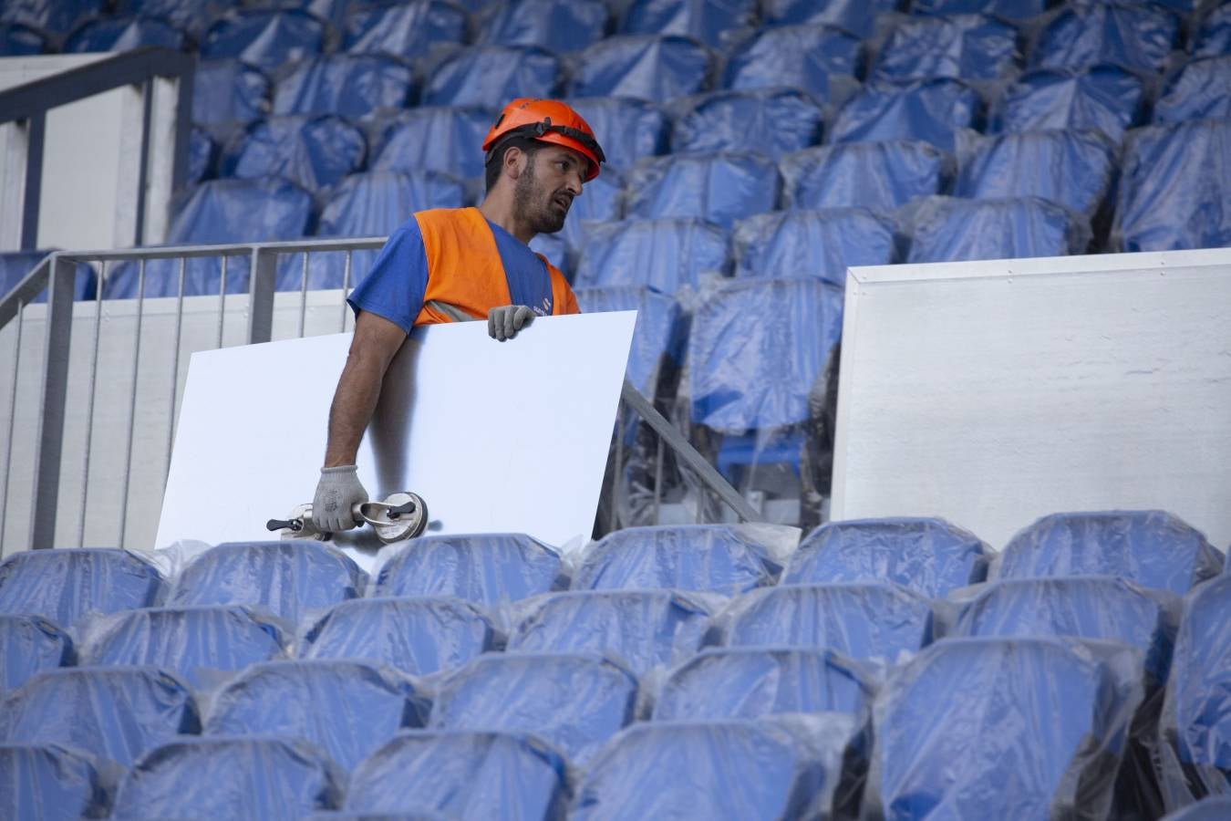 El campo de la Real Sociedad está preparado para que el sábado se dispute el primer partido del conjunto txuri-urdin en casa esta temporada.