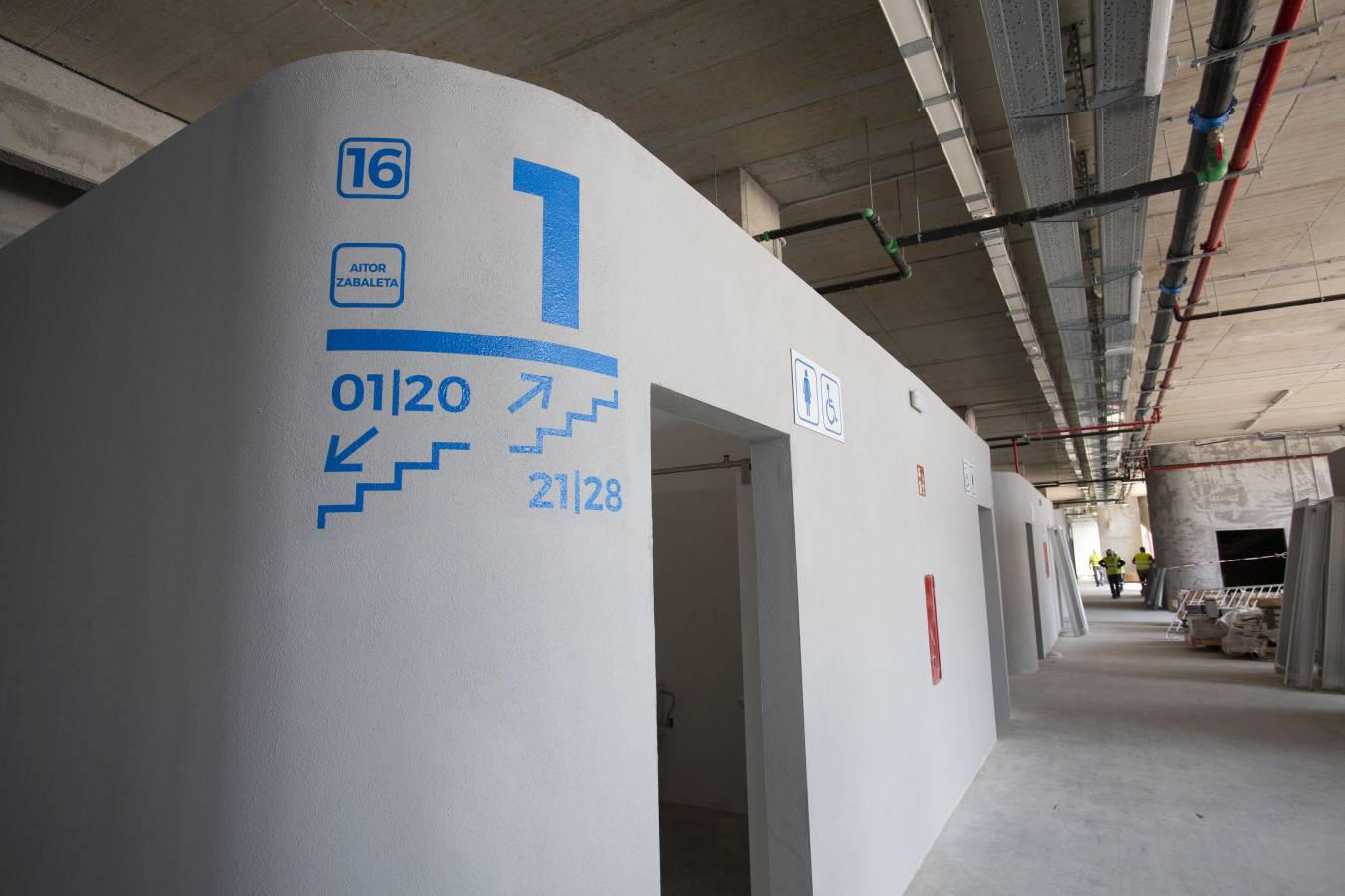 El campo de la Real Sociedad está preparado para que el sábado se dispute el primer partido del conjunto txuri-urdin en casa esta temporada.