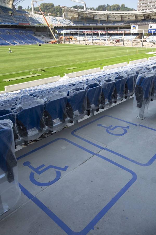 El campo de la Real Sociedad está preparado para que el sábado se dispute el primer partido del conjunto txuri-urdin en casa esta temporada.