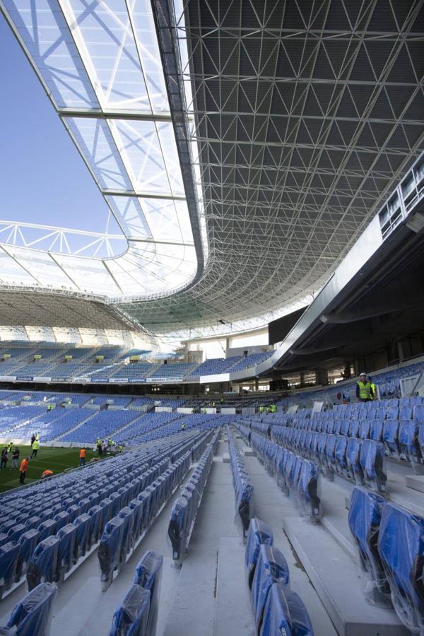 El campo de la Real Sociedad está preparado para que el sábado se dispute el primer partido del conjunto txuri-urdin en casa esta temporada.