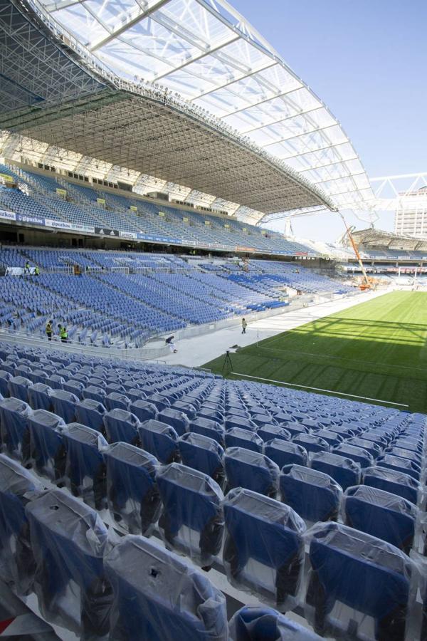El campo de la Real Sociedad está preparado para que el sábado se dispute el primer partido del conjunto txuri-urdin en casa esta temporada.