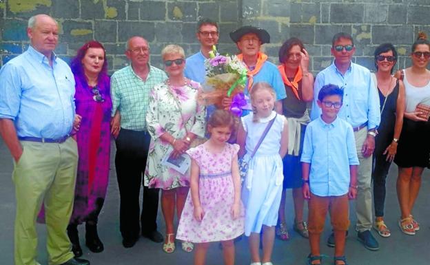 Celebración. Joxemari Oiartzabal estuvo acompañado en el acto por su esposa, sus hijas y el resto de su gran familia. 