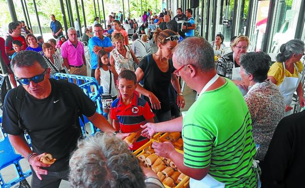 Hamaiketako. Los organizadores repartiendo los bocadillos. 