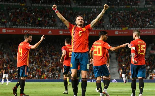 Saúl celebrando el primer gol de la selección