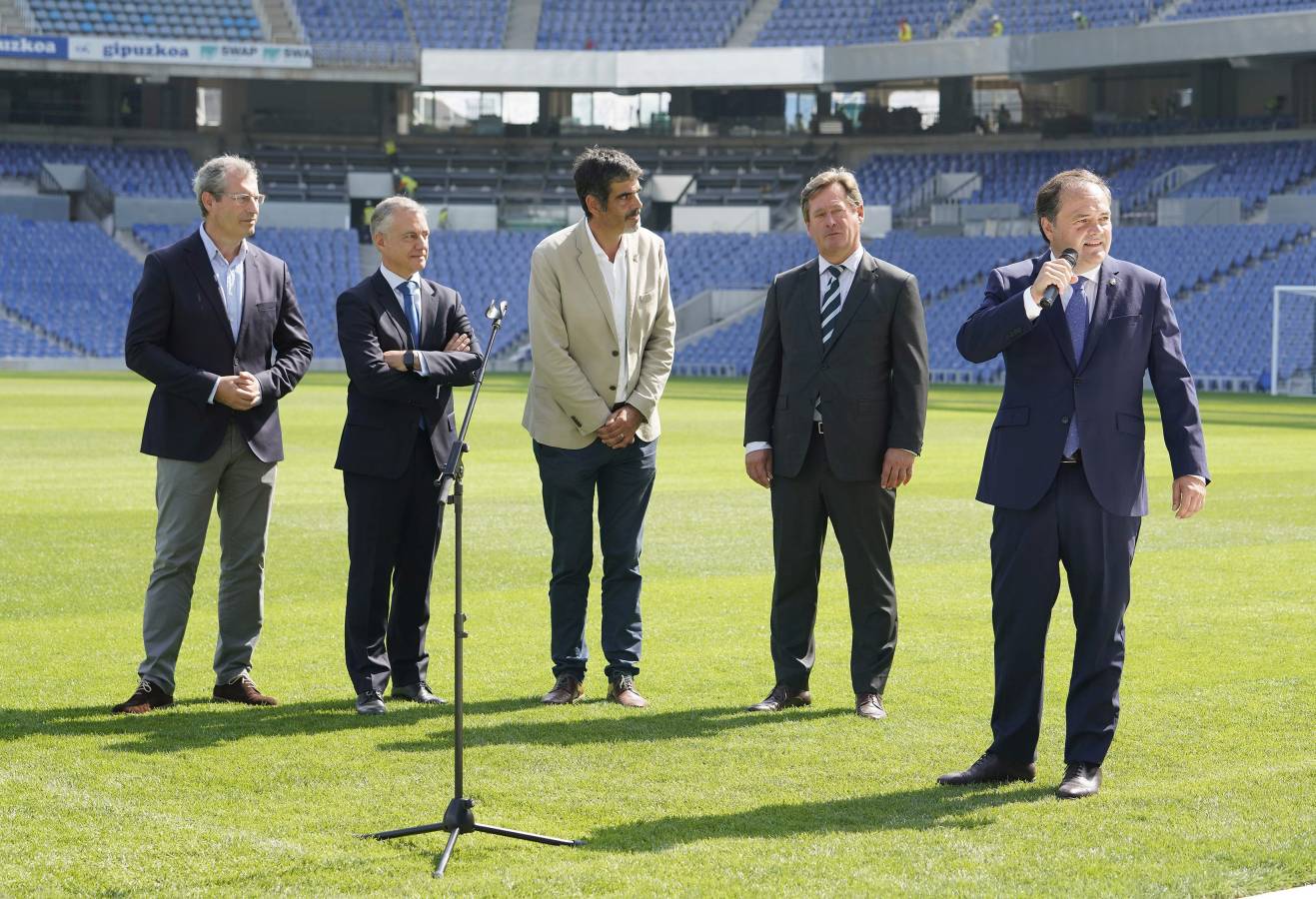 El lehendakari ha visitado el renovado campo de la Real Sociedad junto a Aperribay, Olano, Zupiria y Goia.