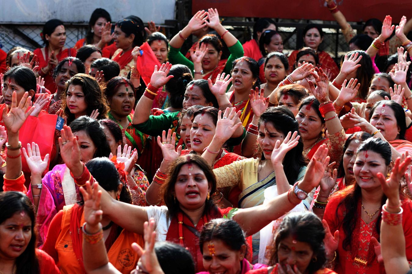 Cientos de mujeres hindúes rinden homenaje a Shiva (el dios hindú de la destrucción) en Nepal, durante la celebración del fesival Teej en el templo Pashupatinath de Katmandú. El festival Teej se celebra durante tres días en los que las mujeres visten de rojo, ayunan y oran.