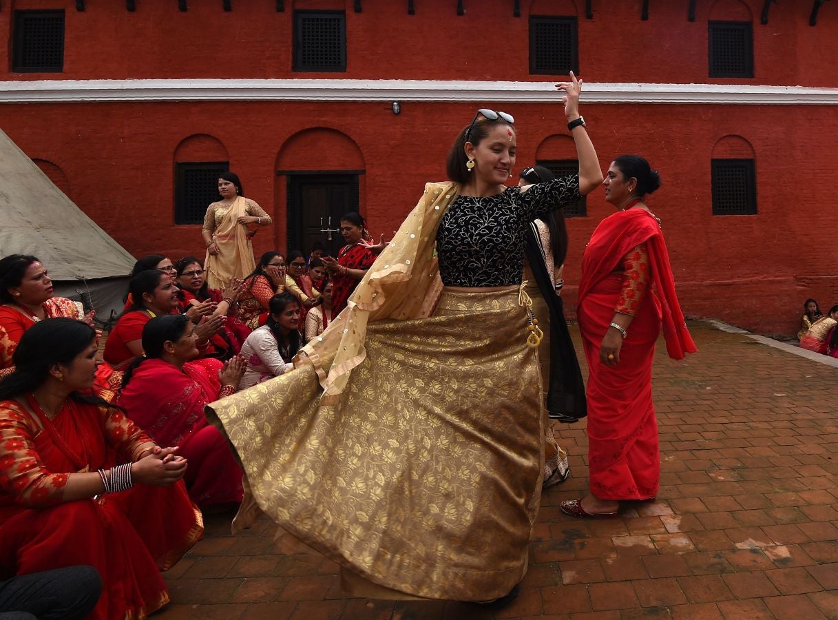 Cientos de mujeres hindúes rinden homenaje a Shiva (el dios hindú de la destrucción) en Nepal, durante la celebración del fesival Teej en el templo Pashupatinath de Katmandú. El festival Teej se celebra durante tres días en los que las mujeres visten de rojo, ayunan y oran.