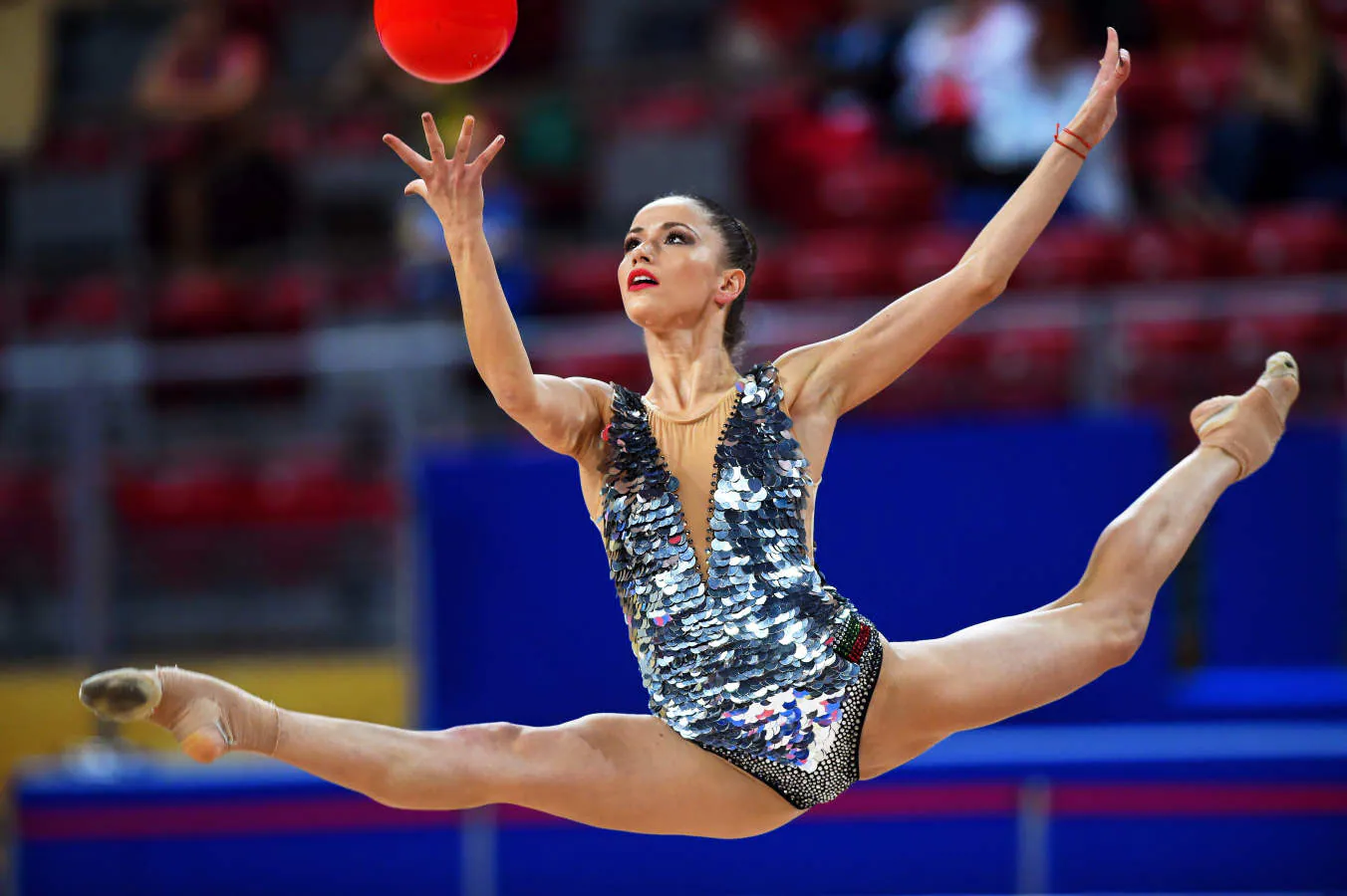 Varias gimnastas compiten durante el Campeonato del Mundo de gimnasia rítmica que se celebra en Sofía, Bulgaria