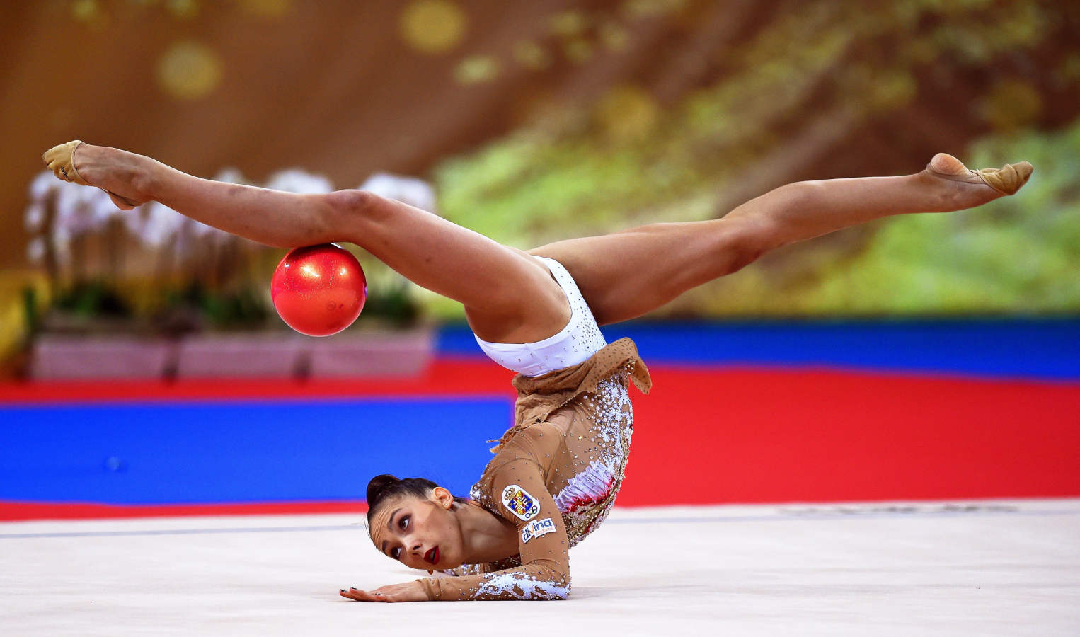 Varias gimnastas compiten durante el Campeonato del Mundo de gimnasia rítmica que se celebra en Sofía, Bulgaria