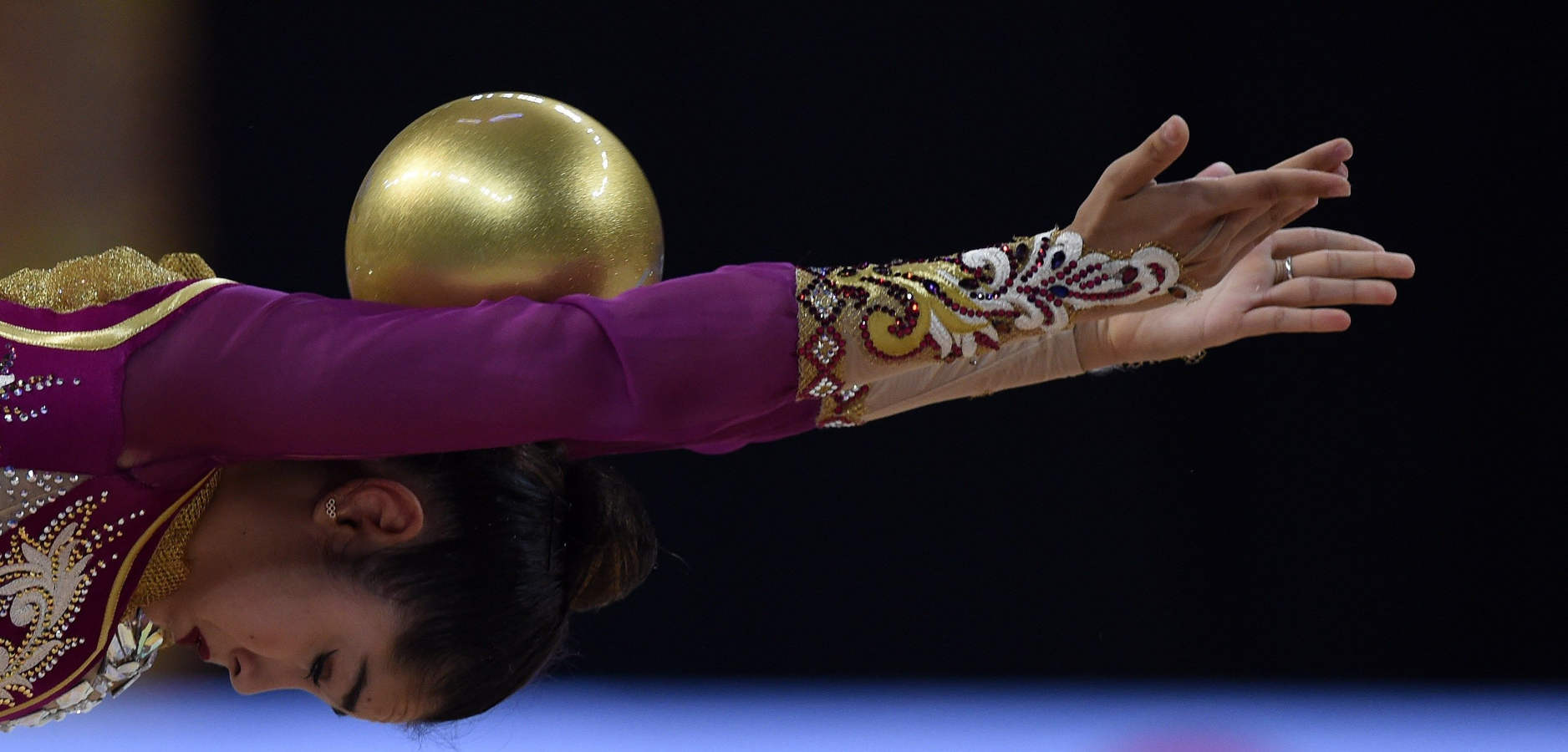 Varias gimnastas compiten durante el Campeonato del Mundo de gimnasia rítmica que se celebra en Sofía, Bulgaria