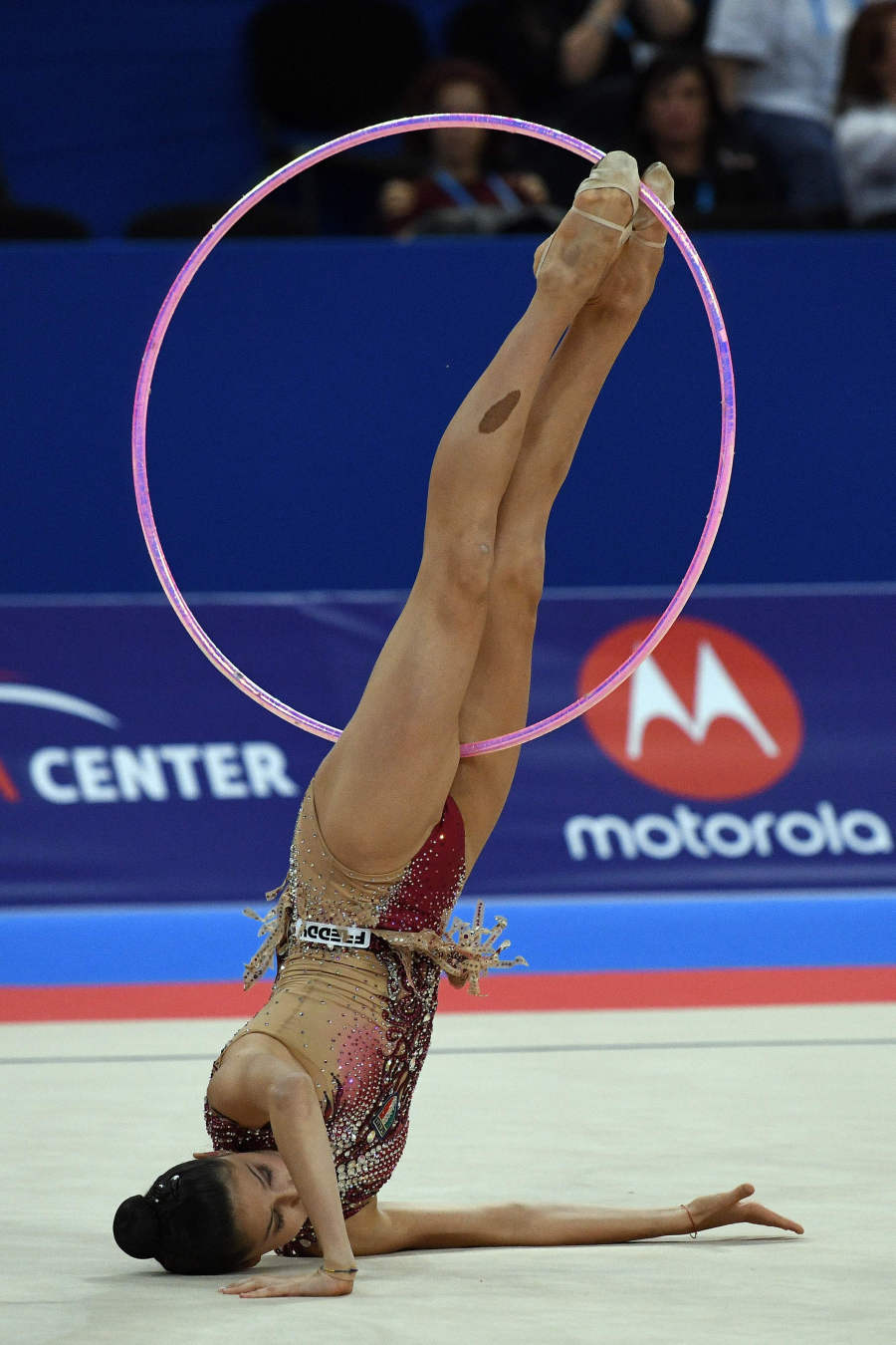 Varias gimnastas compiten durante el Campeonato del Mundo de gimnasia rítmica que se celebra en Sofía, Bulgaria