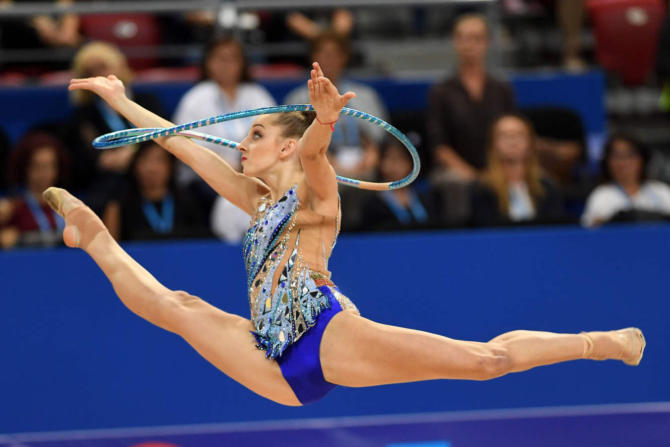 Varias gimnastas compiten durante el Campeonato del Mundo de gimnasia rítmica que se celebra en Sofía, Bulgaria