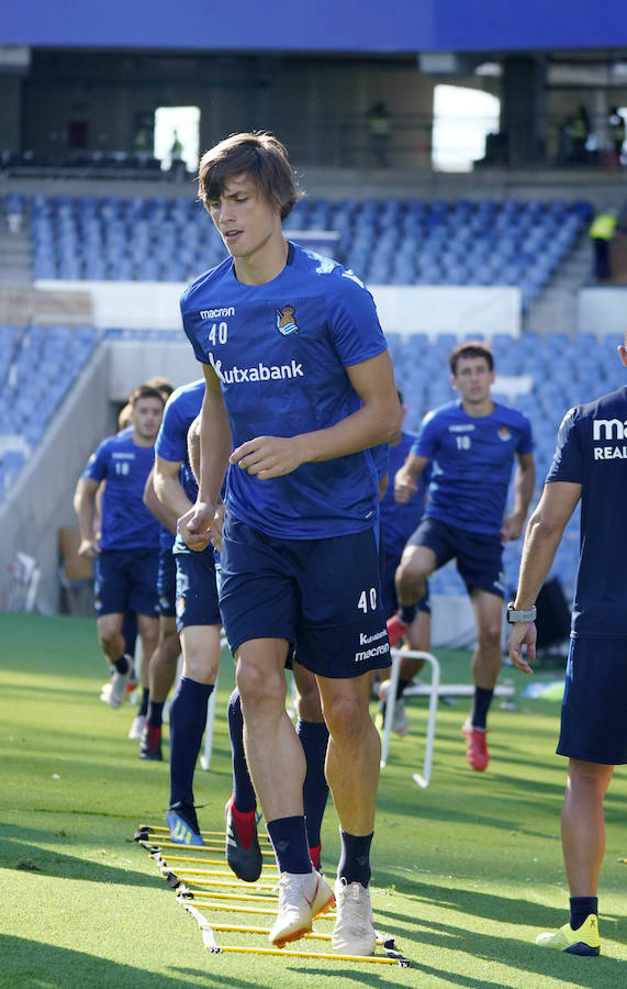 La plantilla del primer equipo se ha ejercitado por primera en el nuevo campo de Anoeta antes de recibir el sábado al Barcelona