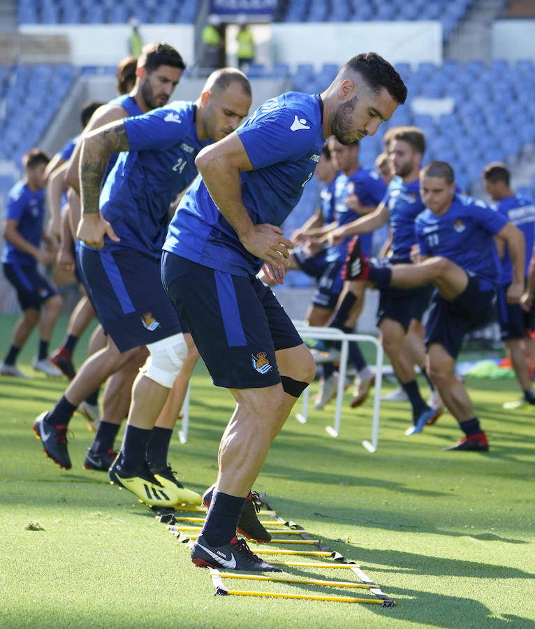 La plantilla del primer equipo se ha ejercitado por primera en el nuevo campo de Anoeta antes de recibir el sábado al Barcelona